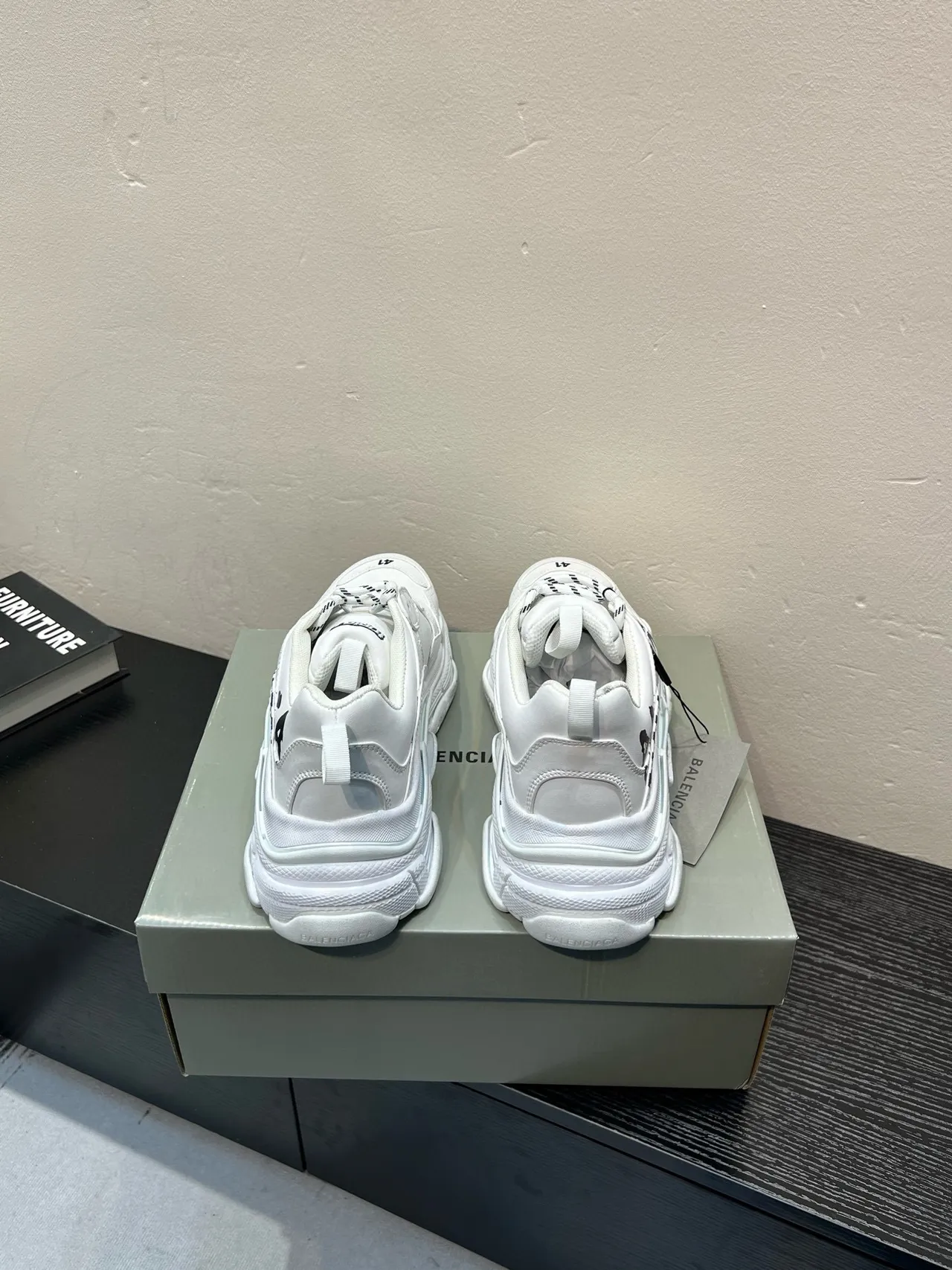 Balenciaga Triple S chaussures chunky blanches avec logo graffiti 5