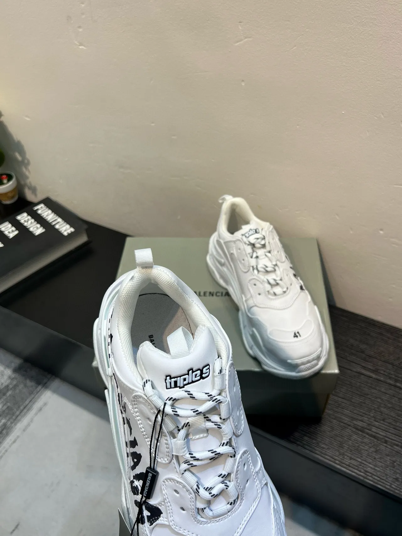 Balenciaga Triple S chaussures chunky blanches avec logo graffiti 6