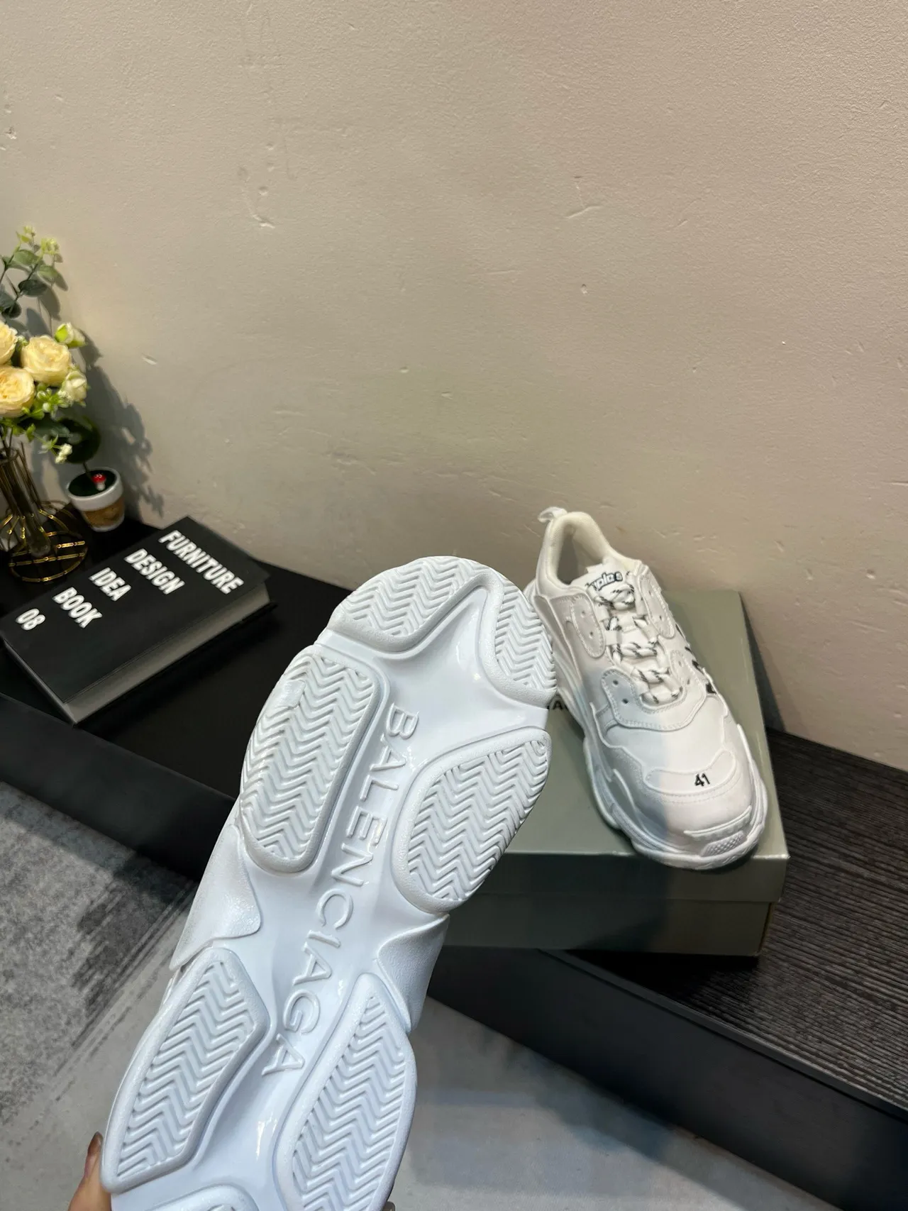 Balenciaga Triple S chaussures chunky blanches avec logo graffiti 7