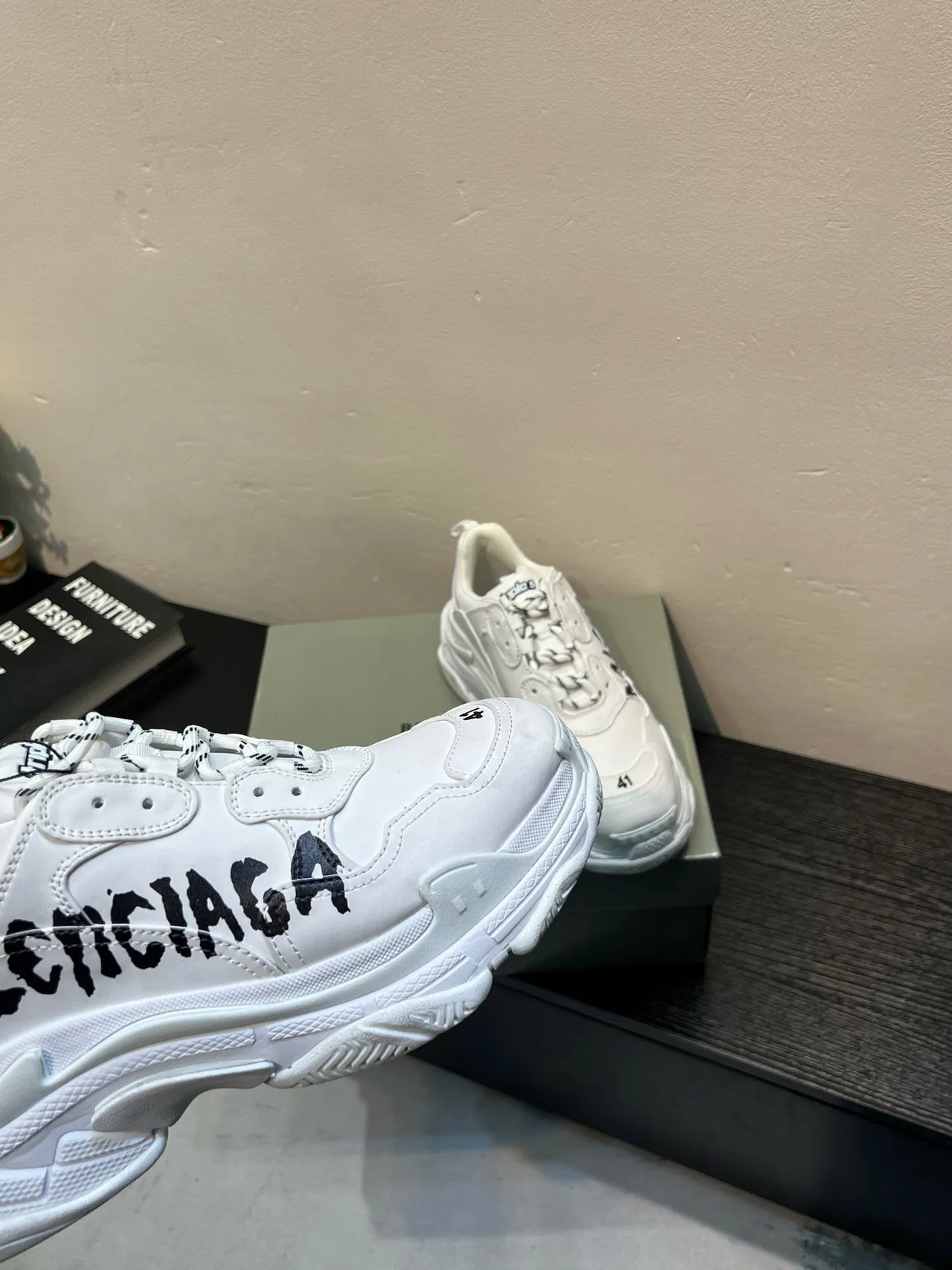 Balenciaga Triple S chaussures chunky blanches avec logo graffiti 8