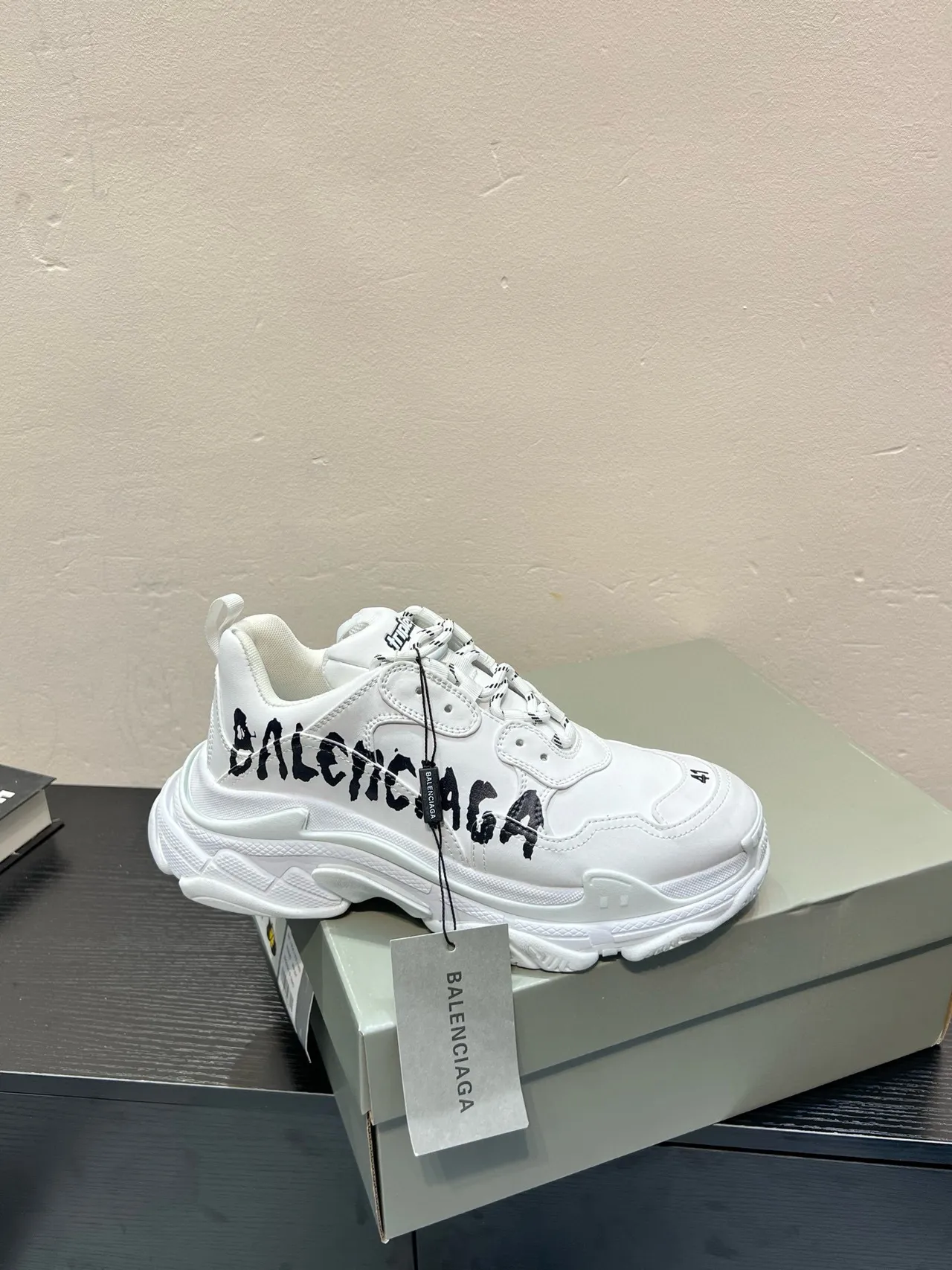 Balenciaga Triple S chaussures chunky blanches avec logo graffiti 9