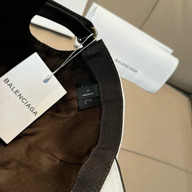 Balenciaga Casquette de baseball blanche et noire structurée à six panneaux avec logo brodé 3