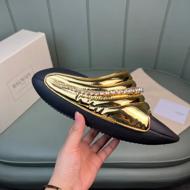 Balmain Zapatillas Doradas Negras Metálicas Cuero Patentado Cuiltadas con Correa Multicapa 4