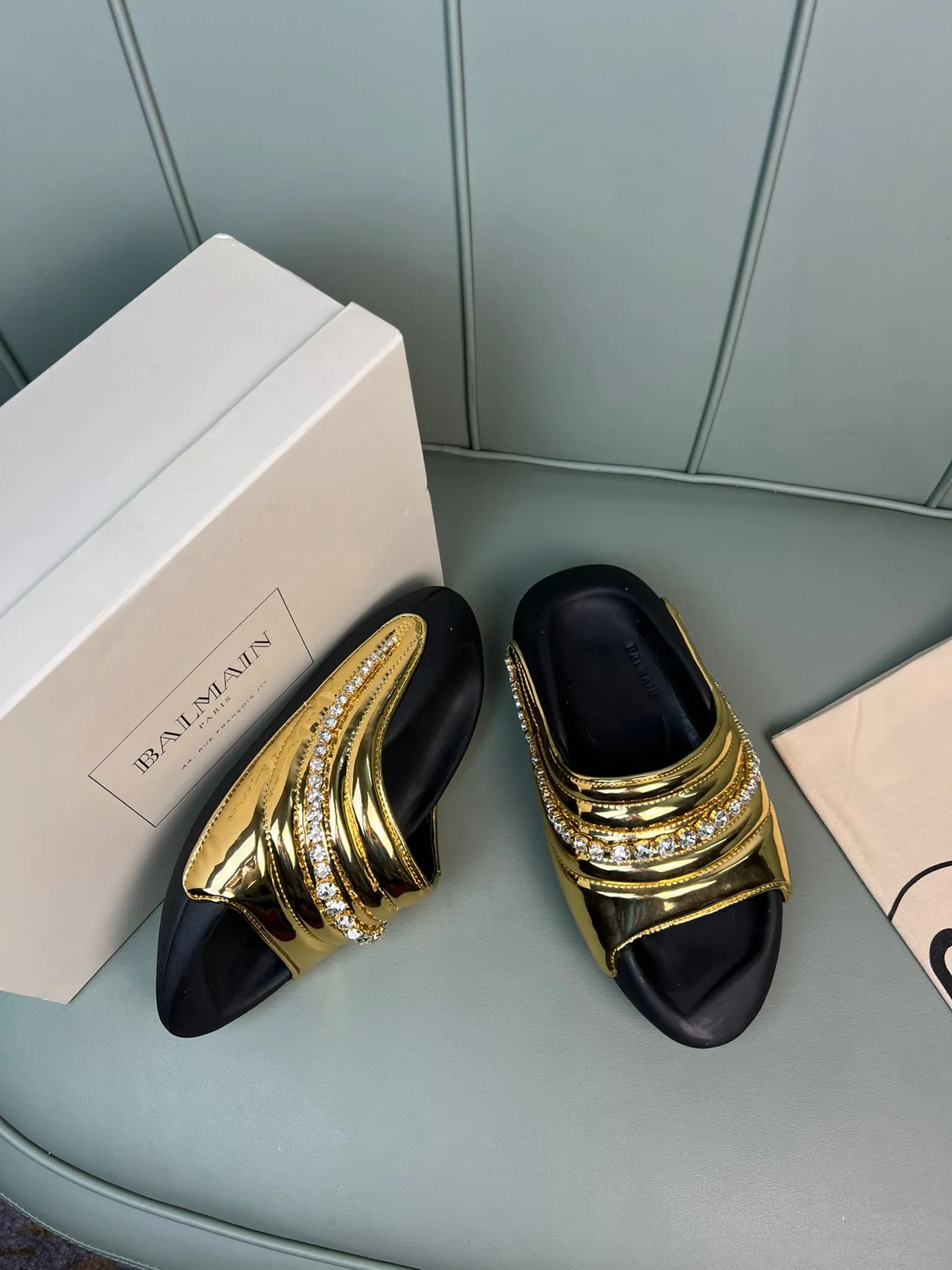 Balmain Zapatillas Doradas Negras Metálicas Cuero Patentado Cuiltadas con Correa Multicapa 5