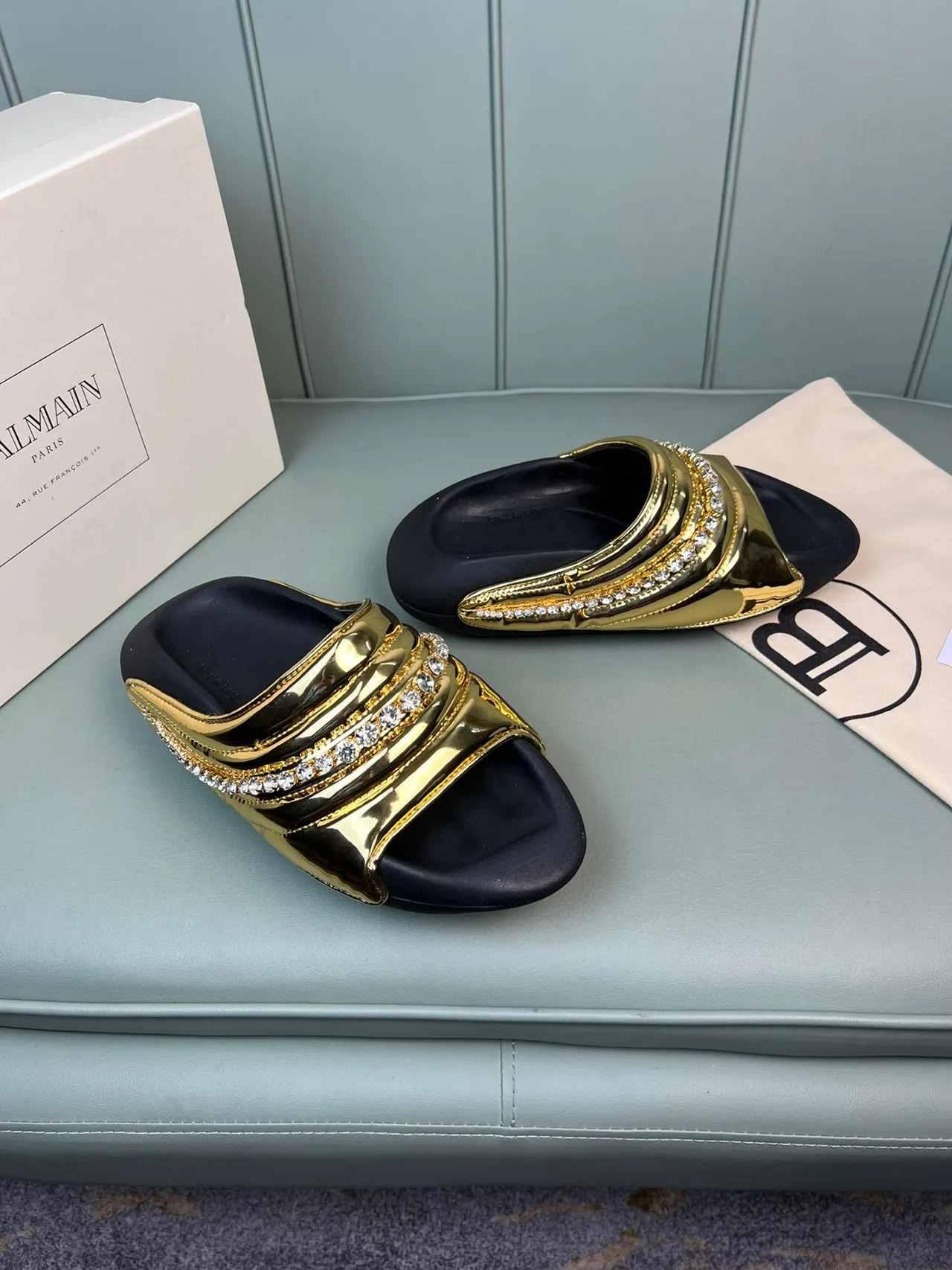 Balmain Zapatillas Doradas Negras Metálicas Cuero Patentado Cuiltadas con Correa Multicapa 7