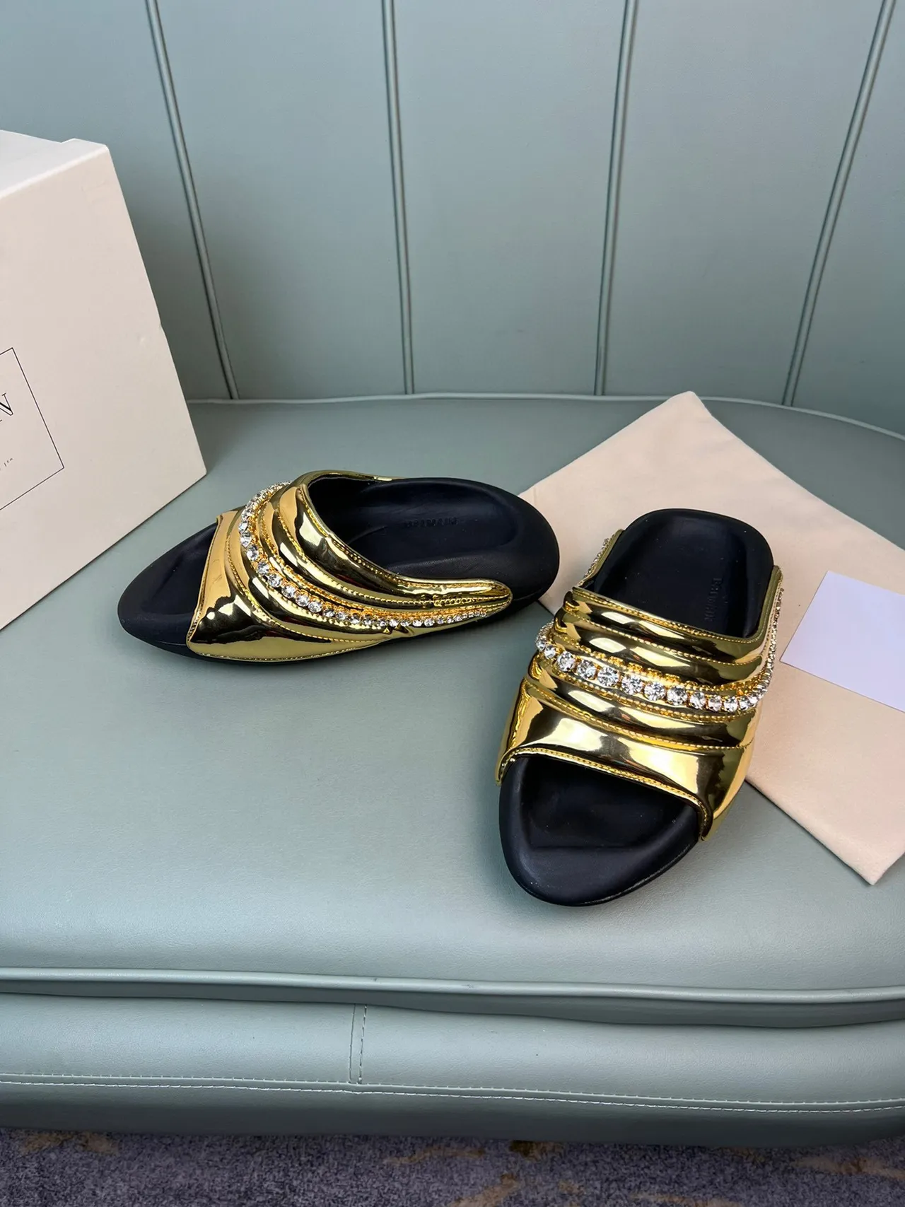 Balmain Zapatillas Doradas Negras Metálicas Cuero Patentado Cuiltadas con Correa Multicapa 8