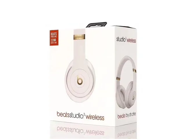 Beats beatsstudio³ wireless Black Gold Circumaural Matte Finish Over-ear Headphones 14