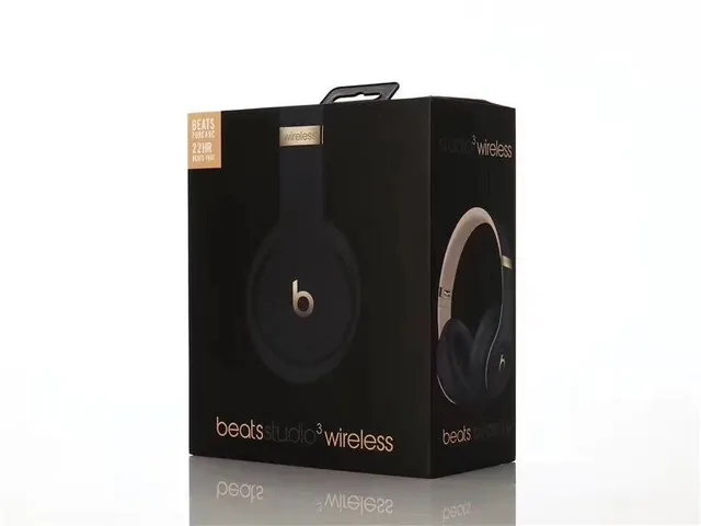 Beats beatsstudio³ wireless Black Gold Circumaural Matte Finish Over-ear Headphones 17