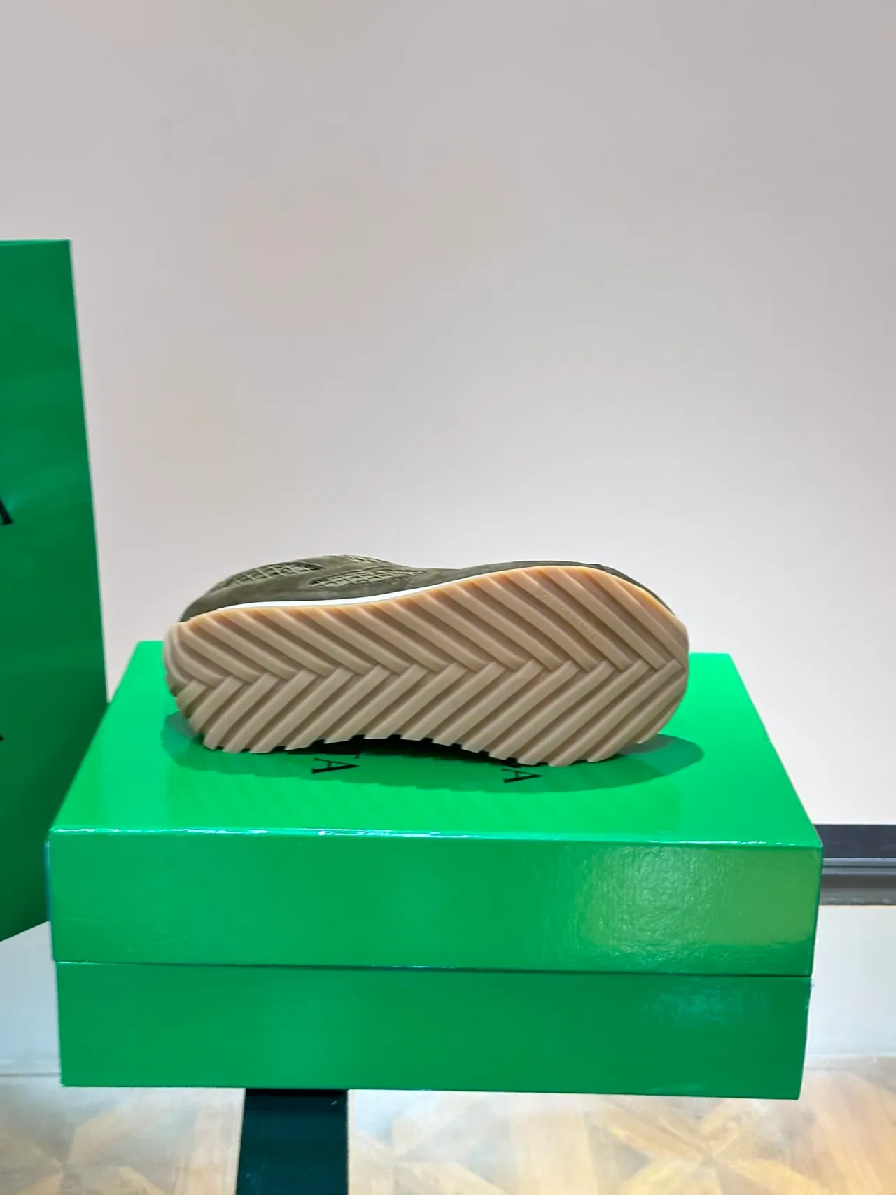 Bottega Veneta Vert Armée Blanc Daim et Maille Panneau Empilés Ondes Style Vie Sneakers Lifestyle 2
