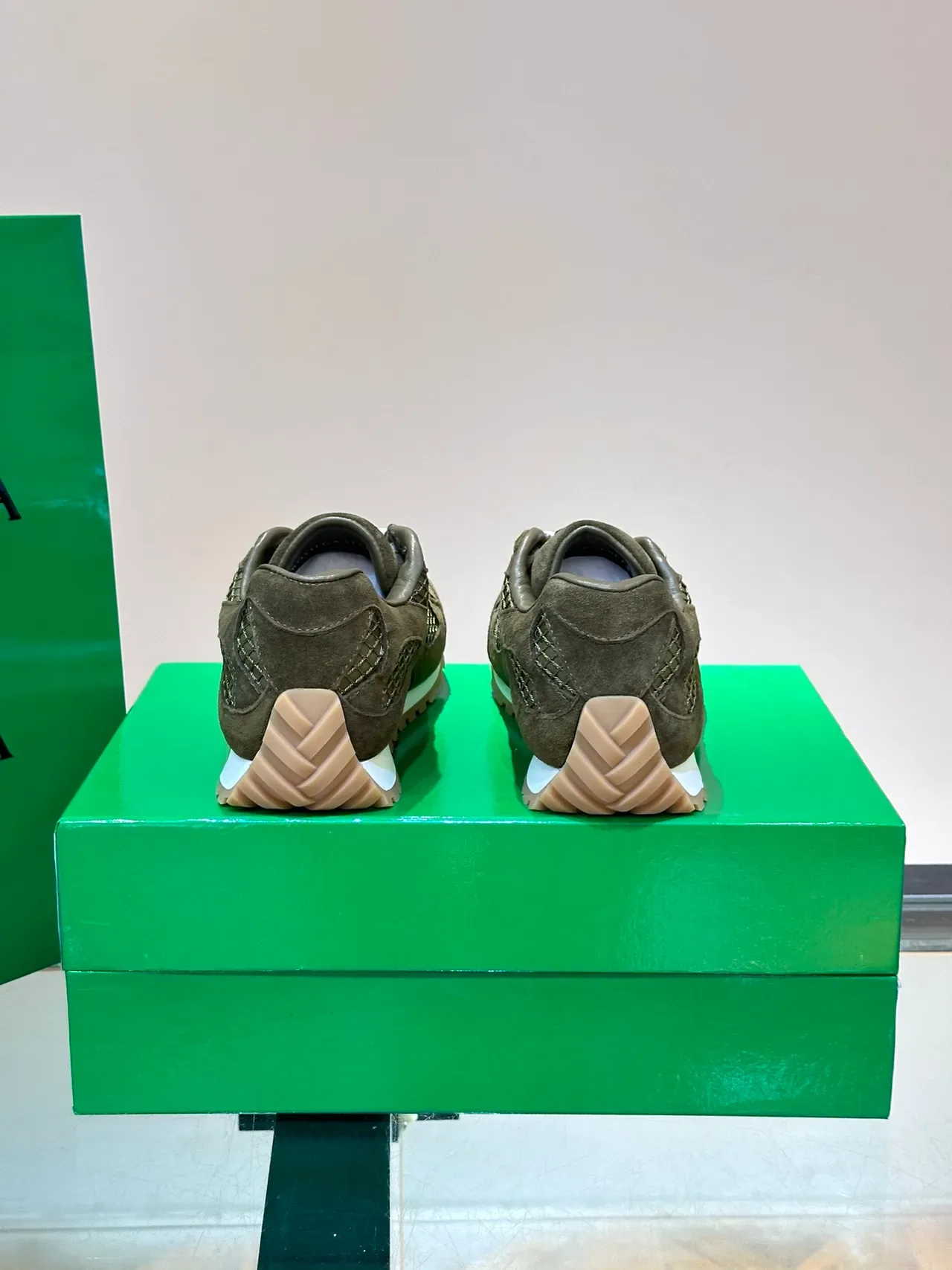 Bottega Veneta Vert Armée Blanc Daim et Maille Panneau Empilés Ondes Style Vie Sneakers Lifestyle 3