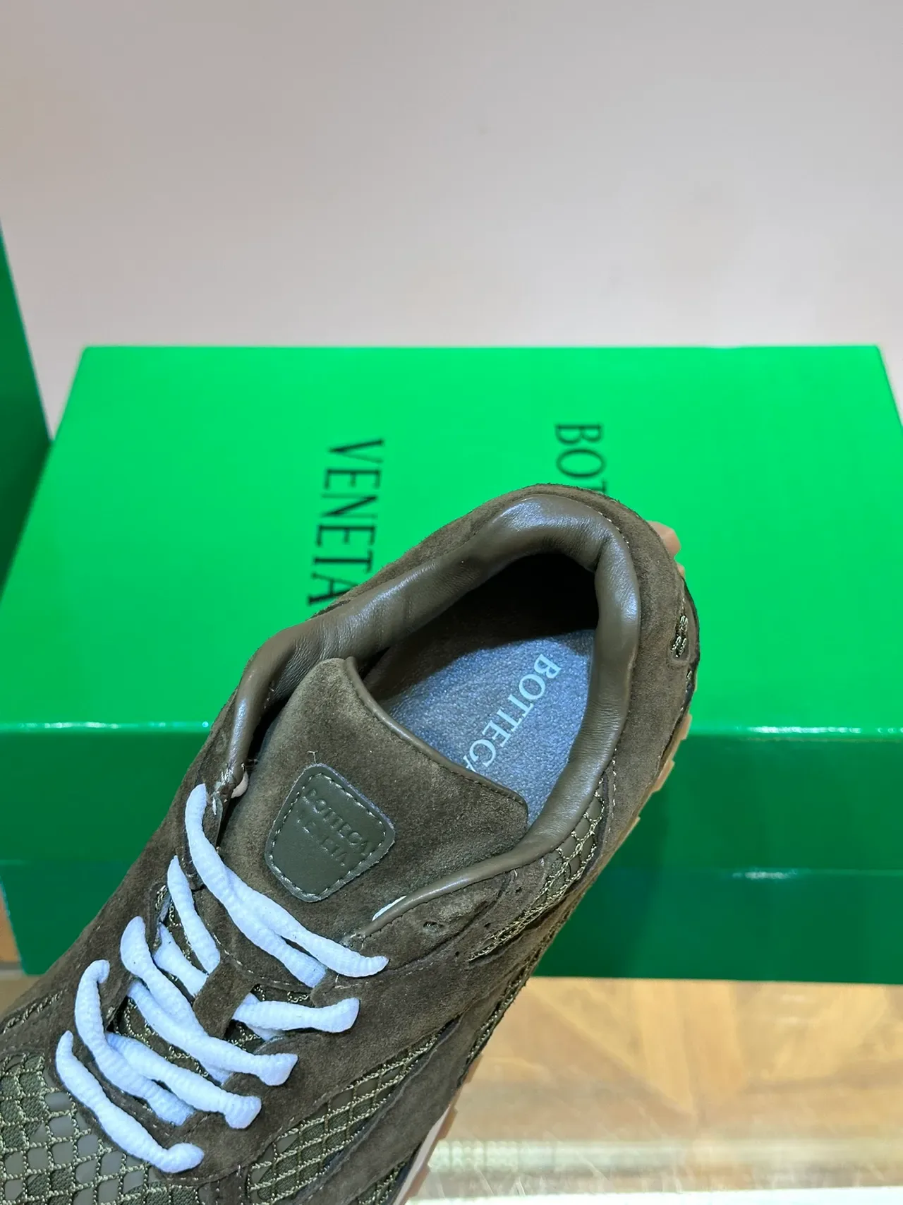 Bottega Veneta Vert Armée Blanc Daim et Maille Panneau Empilés Ondes Style Vie Sneakers Lifestyle 4