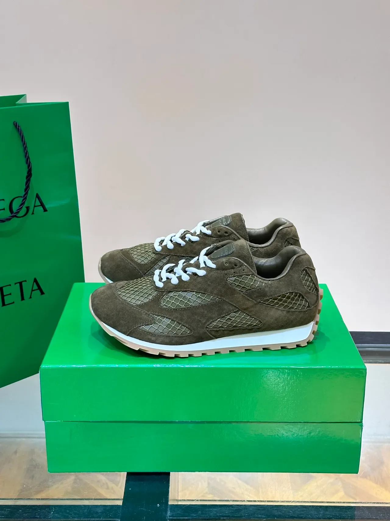 Bottega Veneta Vert Armée Blanc Daim et Maille Panneau Empilés Ondes Style Vie Sneakers Lifestyle 5