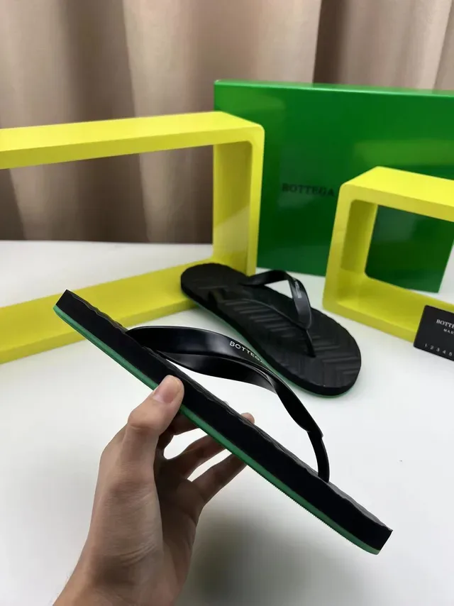 Bottega Veneta Noir Vert Minimaliste Thong Semelle Chevron Texturée 4