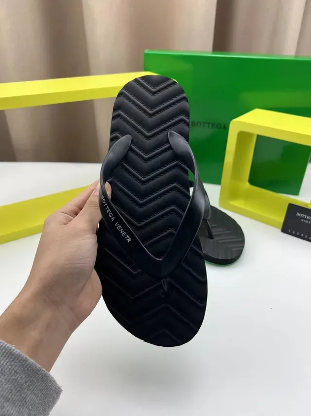 Bottega Veneta Noir Vert Minimaliste Thong Semelle Chevron Texturée 5