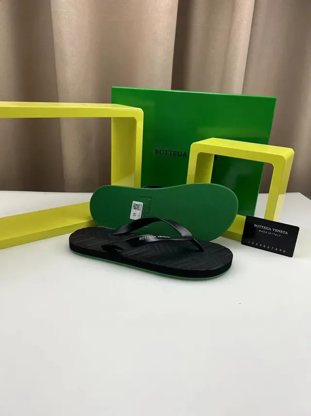 Bottega Veneta Noir Vert Minimaliste Thong Semelle Chevron Texturée 7