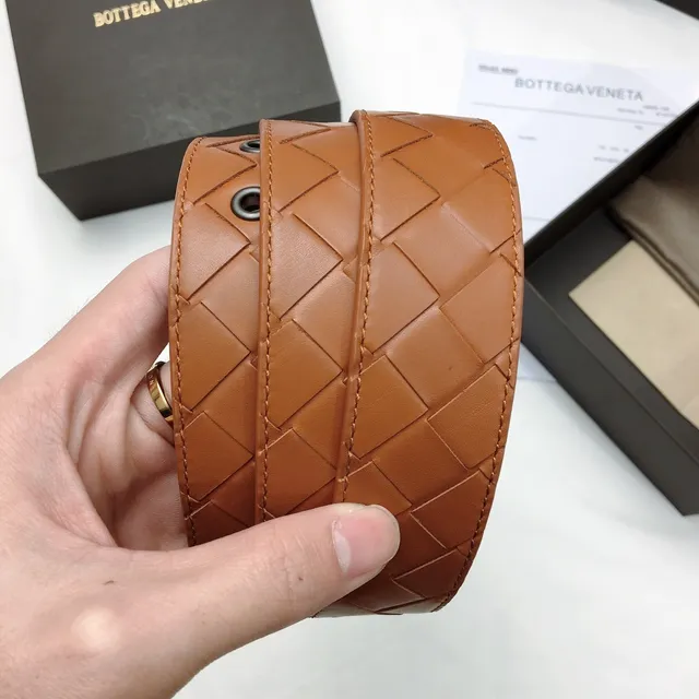 Bottega Veneta Cassette Intrecciato Cinto de couro tan 2