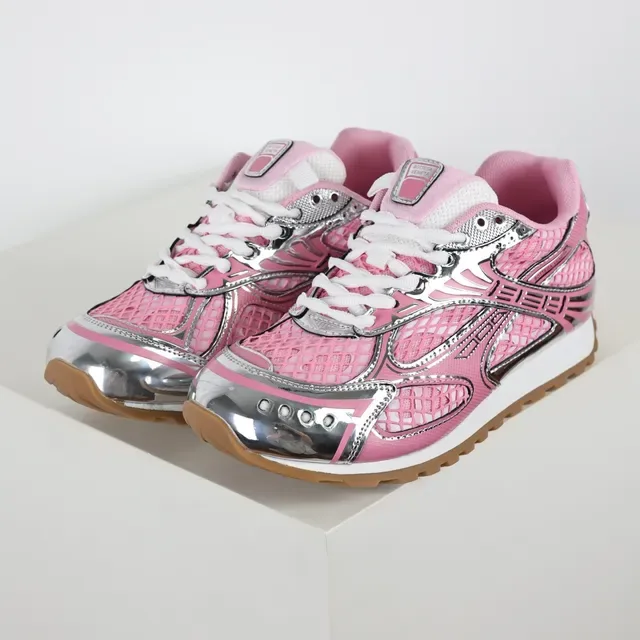 Bottega Veneta Cassette Sneaker Baskets lifestyle maille rose argent 2