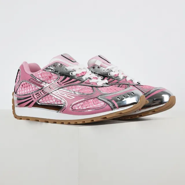 Bottega Veneta Cassette Sneaker Baskets lifestyle maille rose argent 3