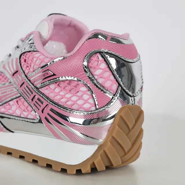 Bottega Veneta Cassette Sneaker Baskets lifestyle maille rose argent 4