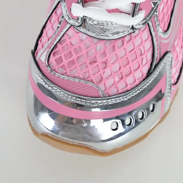 Bottega Veneta Cassette Sneaker Baskets lifestyle maille rose argent 5