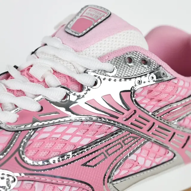 Bottega Veneta Cassette Sneaker Baskets lifestyle maille rose argent 6