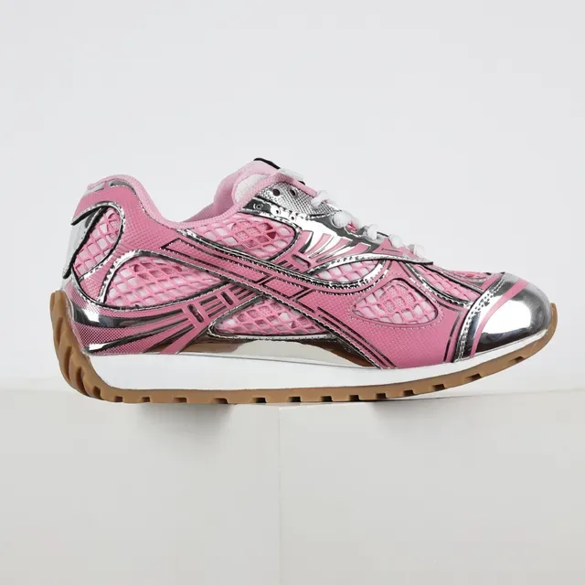 Bottega Veneta Cassette Sneaker Baskets lifestyle maille rose argent 7
