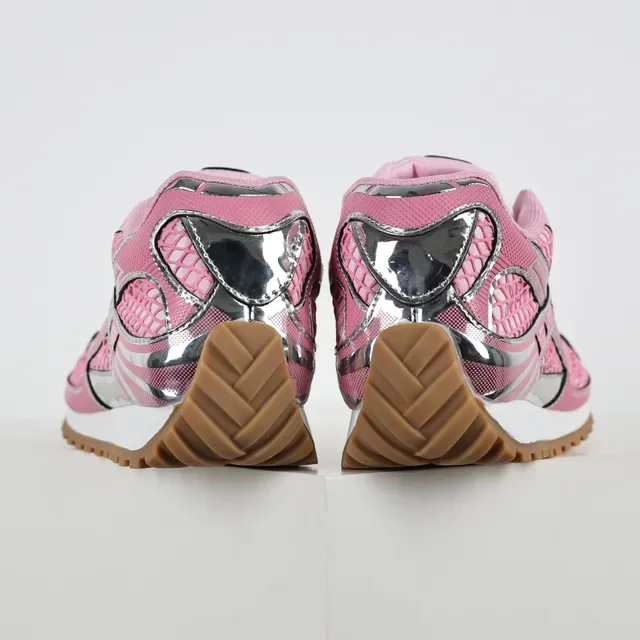 Bottega Veneta Cassette Sneaker Baskets lifestyle maille rose argent 8