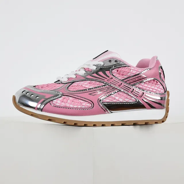 Bottega Veneta Cassette Sneaker Baskets lifestyle maille rose argent 9
