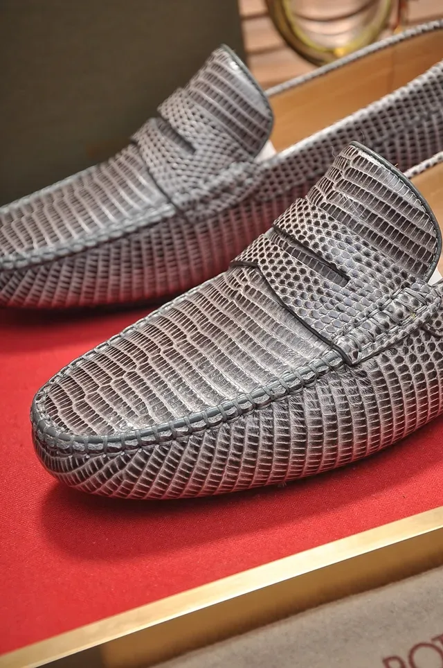Bottega Veneta Mocassin Gris Beige Cuir de Lézard Texturisé Bride Penny 2