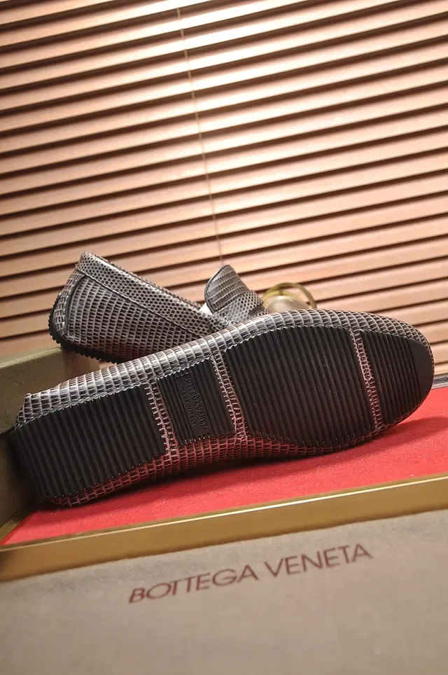 Bottega Veneta Mocassin Gris Beige Cuir de Lézard Texturisé Bride Penny 3