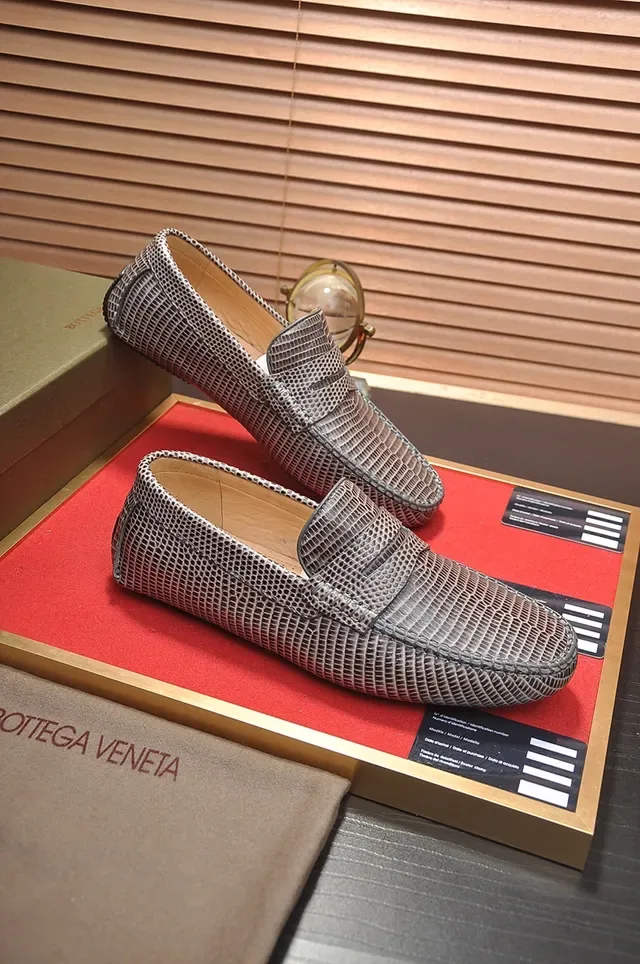 Bottega Veneta Mocassin Gris Beige Cuir de Lézard Texturisé Bride Penny 4