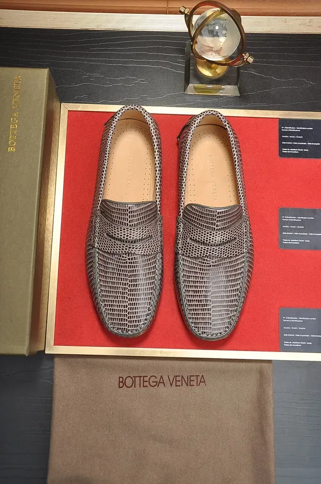 Bottega Veneta Mocassin Gris Beige Cuir de Lézard Texturisé Bride Penny 5