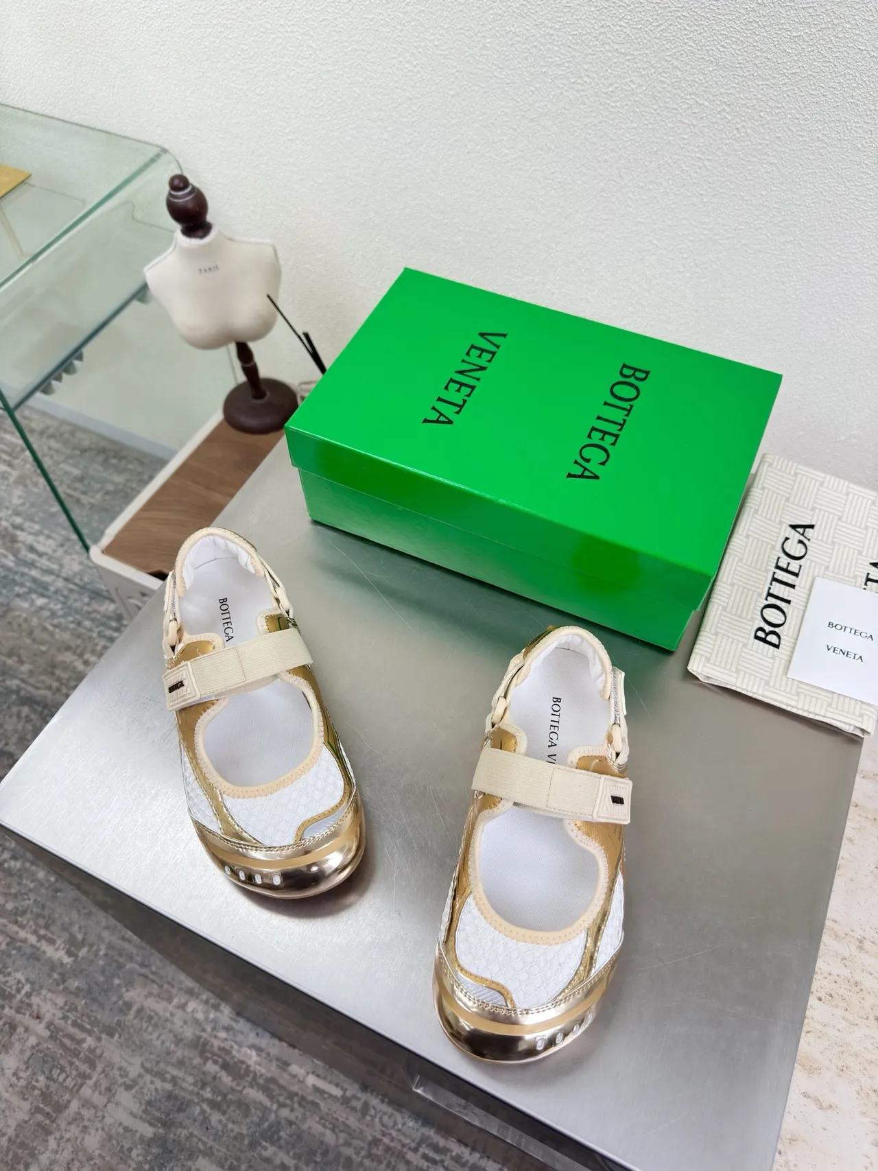Bottega Veneta Sapatos Mary Jane de ouro metálico e branco 2