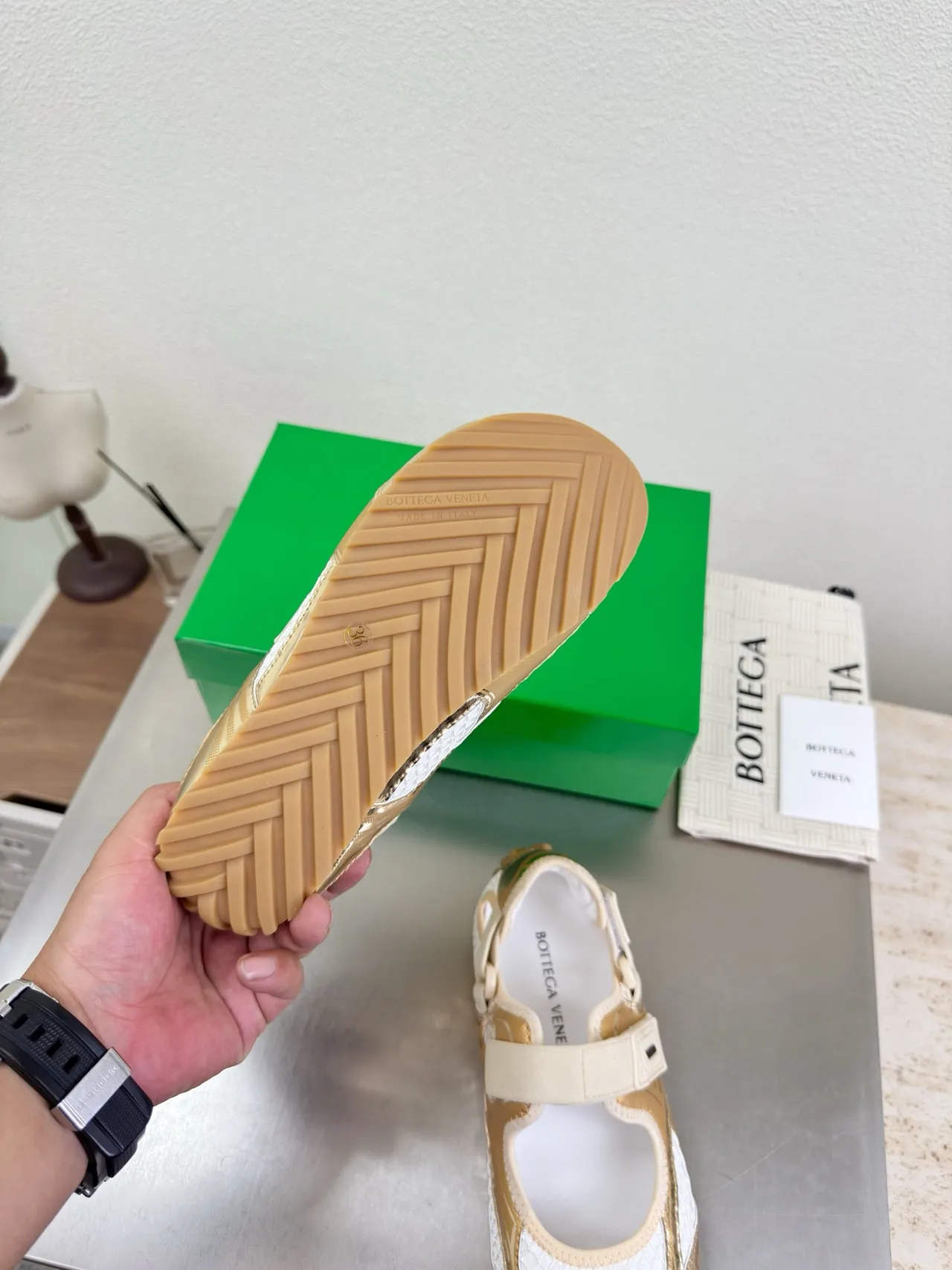 Bottega Veneta Sapatos Mary Jane de ouro metálico e branco 3