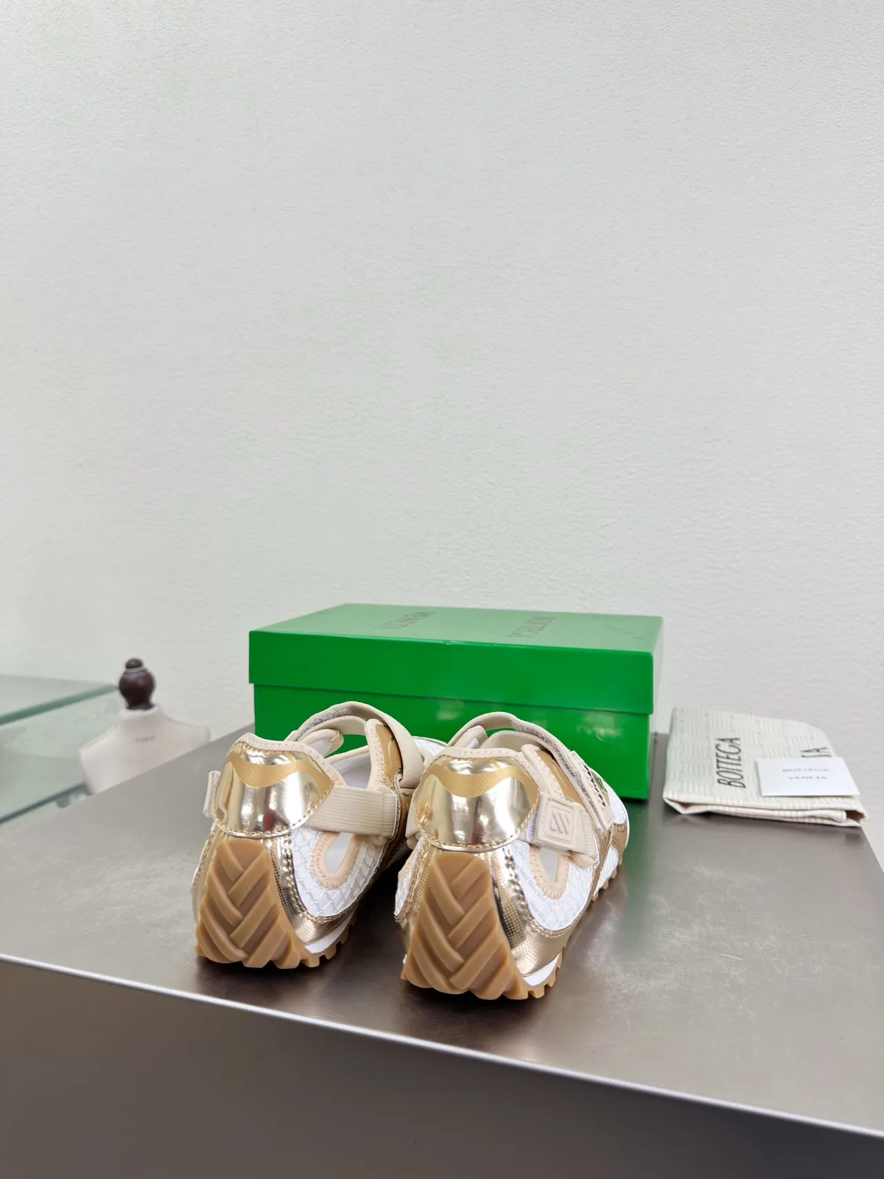 Bottega Veneta Sapatos Mary Jane de ouro metálico e branco 4