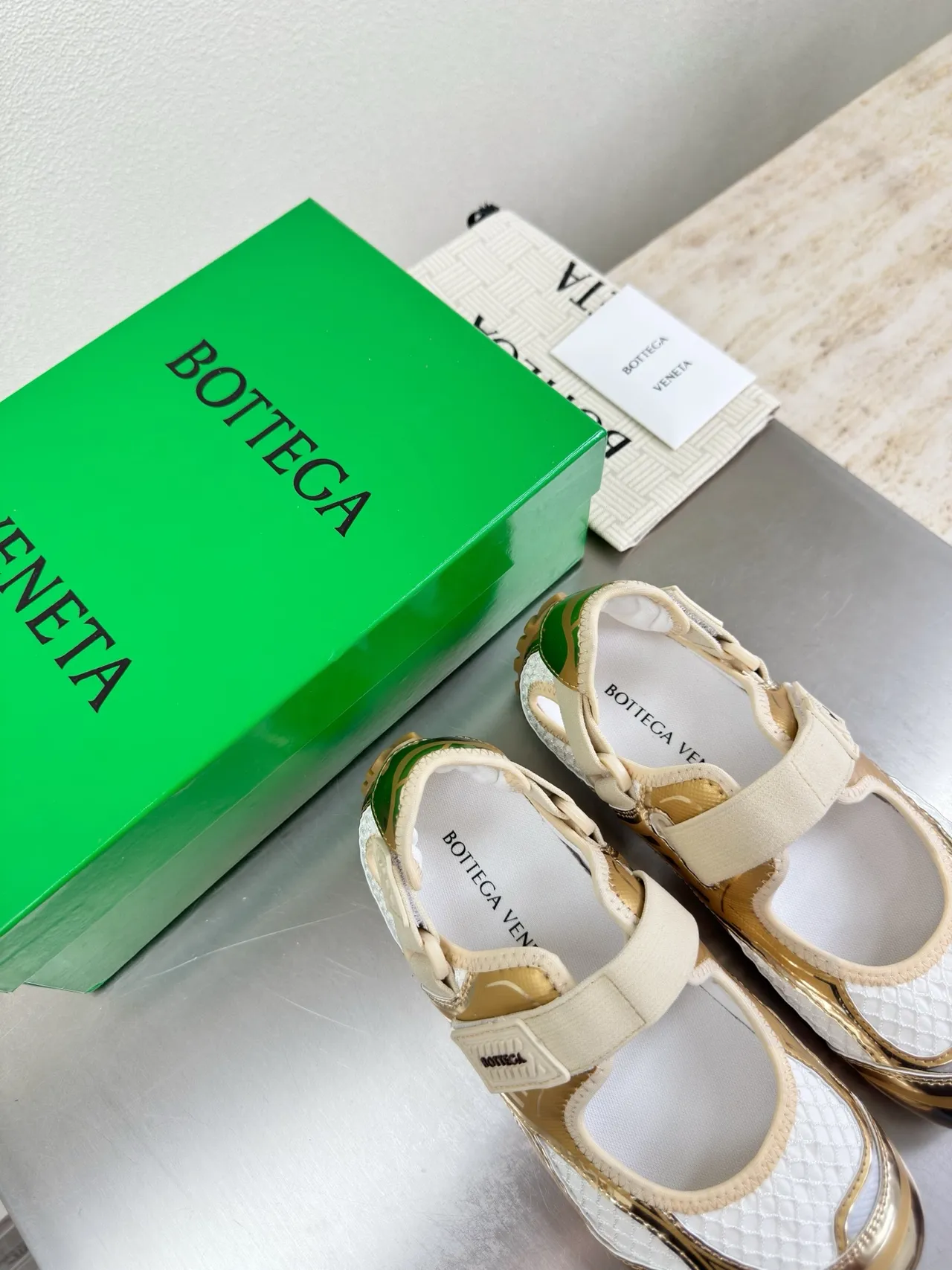 Bottega Veneta Sapatos Mary Jane de ouro metálico e branco 5