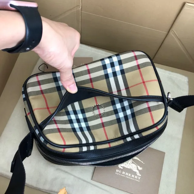 Burberry Sac Messager en Toile Beige et Noir Motif Maison à Carreaux avec Bordures en Cuir 2