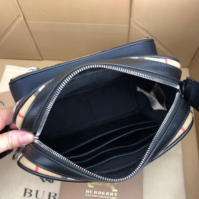 Burberry Sac Messager en Toile Beige et Noir Motif Maison à Carreaux avec Bordures en Cuir 3