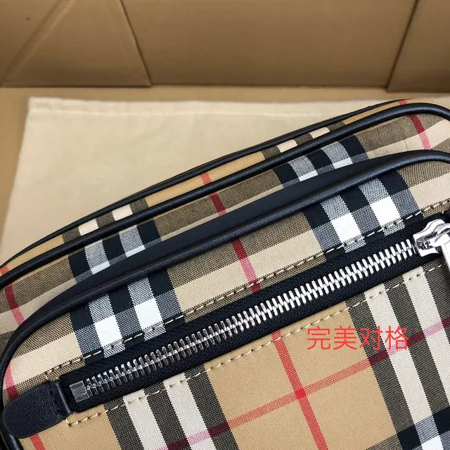 Burberry Sac Messager en Toile Beige et Noir Motif Maison à Carreaux avec Bordures en Cuir 4