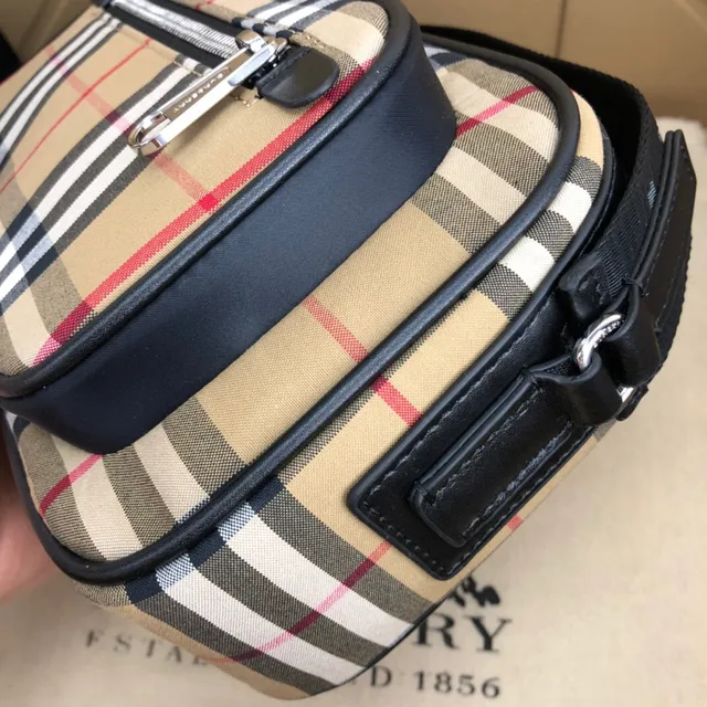 Burberry Sac Messager en Toile Beige et Noir Motif Maison à Carreaux avec Bordures en Cuir 5