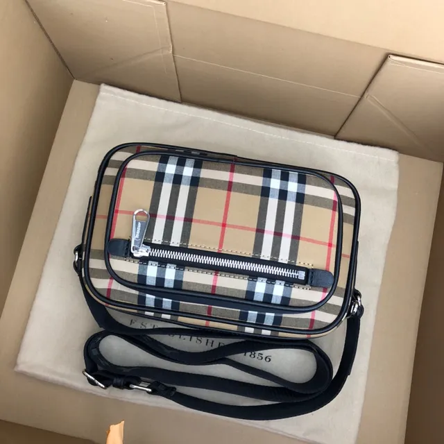 Burberry Sac Messager en Toile Beige et Noir Motif Maison à Carreaux avec Bordures en Cuir 6