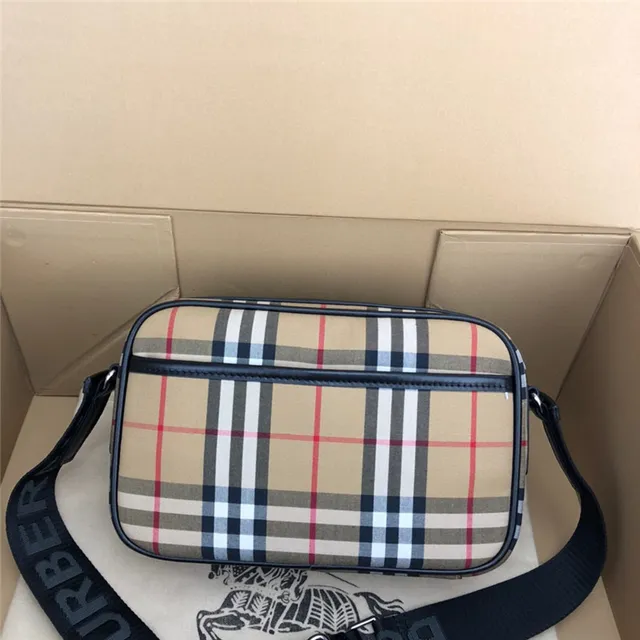 Burberry Sac Messager en Toile Beige et Noir Motif Maison à Carreaux avec Bordures en Cuir 7