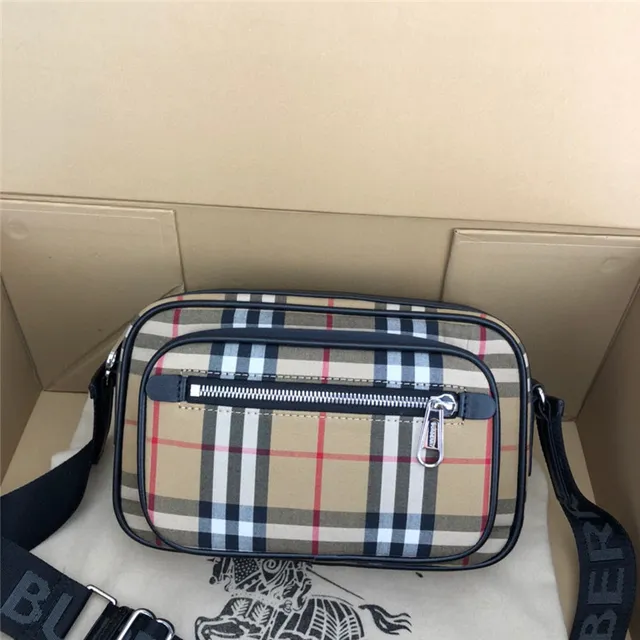 Burberry Sac Messager en Toile Beige et Noir Motif Maison à Carreaux avec Bordures en Cuir 8