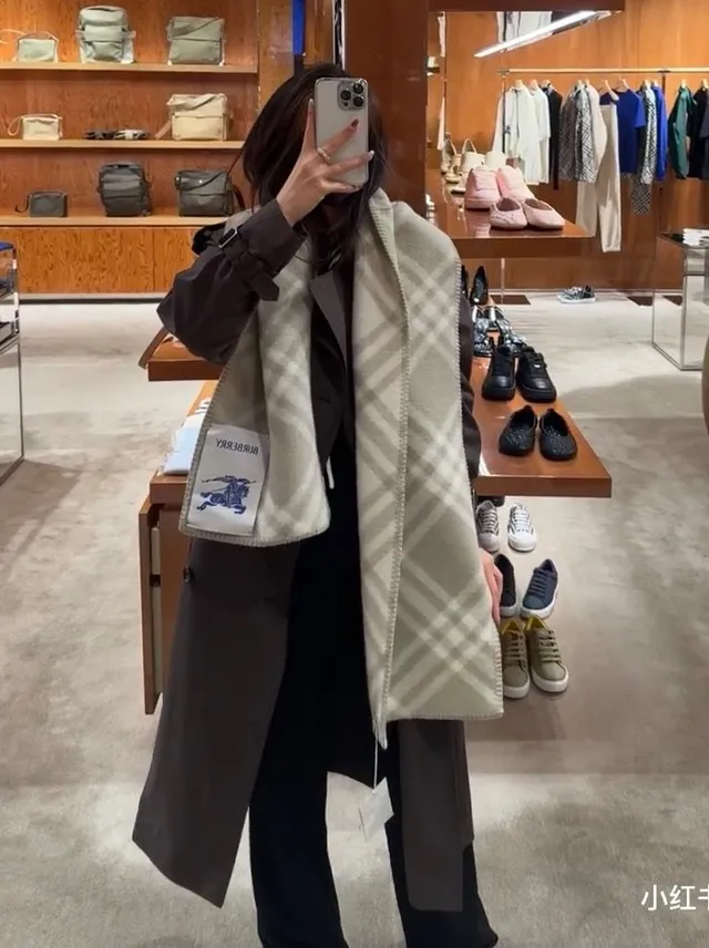 Burberry beige blanc motif à carreaux diagonal bords frangés écharpe en cachemire 2