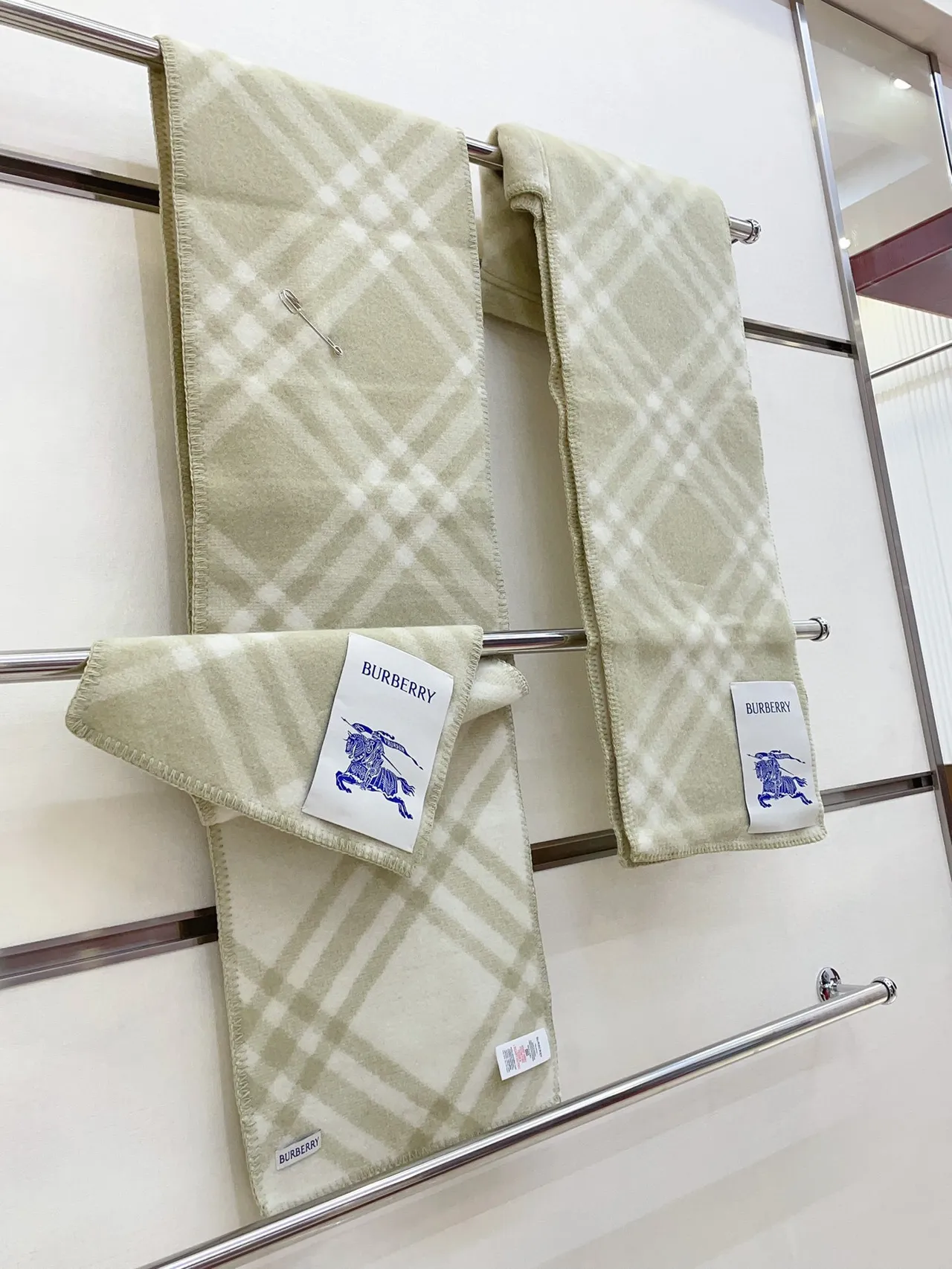 Burberry beige blanc motif à carreaux diagonal bords frangés écharpe en cachemire 9