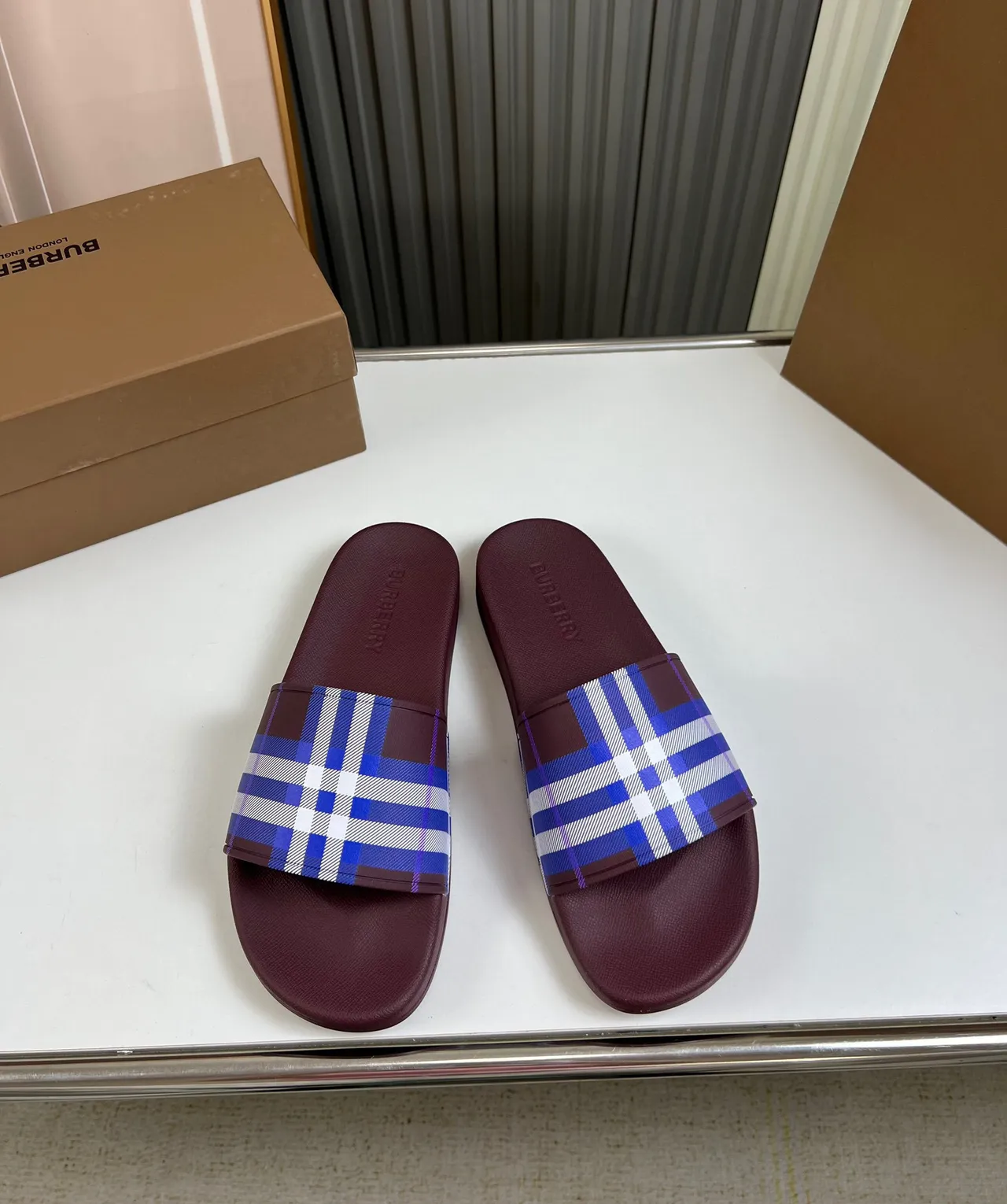 Burberry imprimé à carreaux bordeaux chaussons 2
