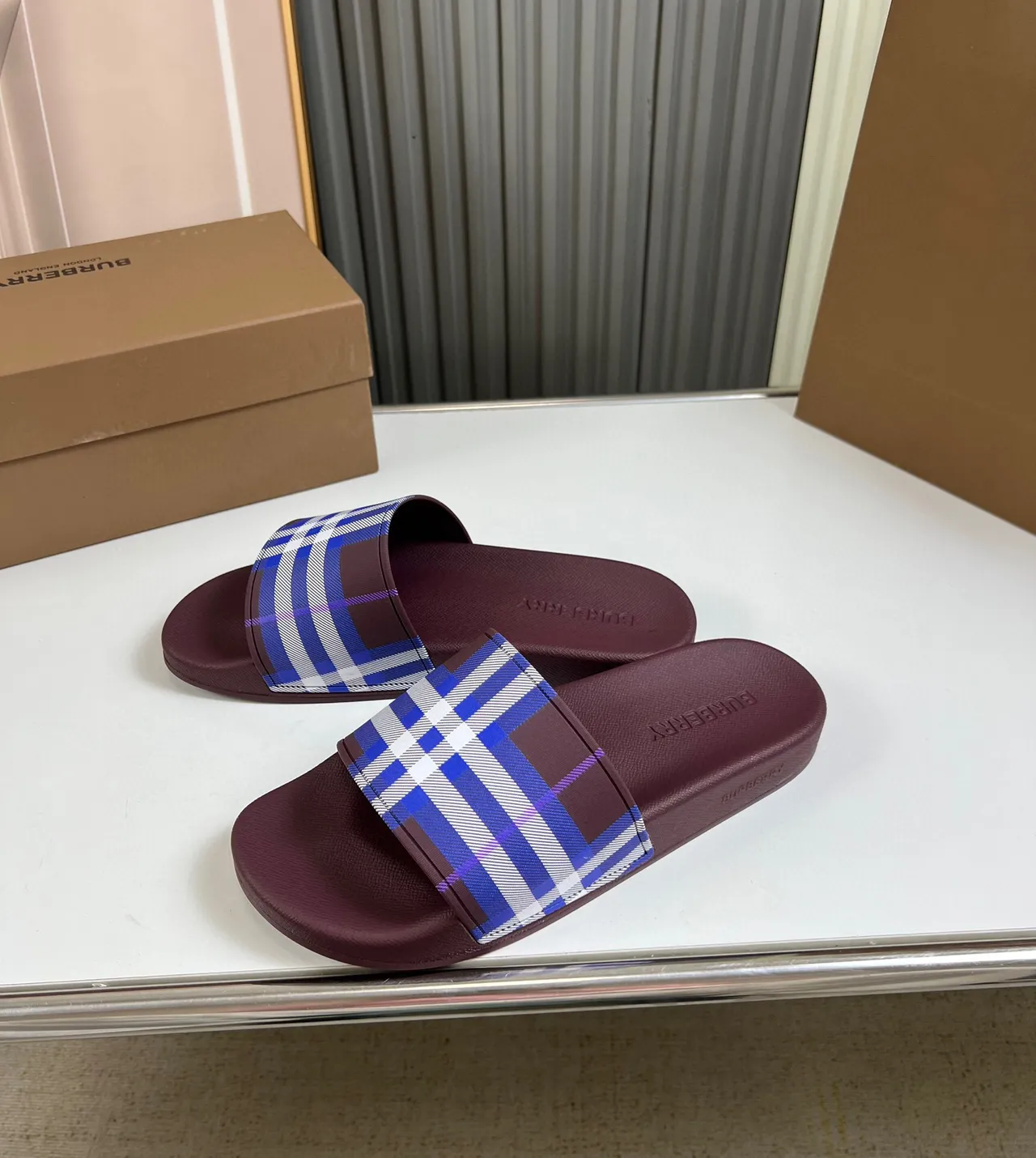 Burberry imprimé à carreaux bordeaux chaussons 3