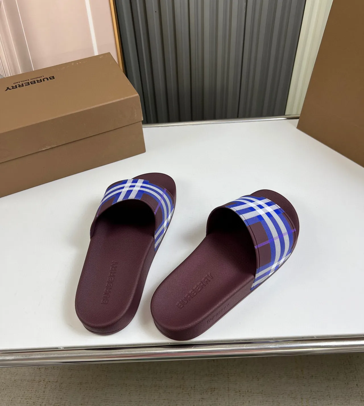 Burberry imprimé à carreaux bordeaux chaussons 5