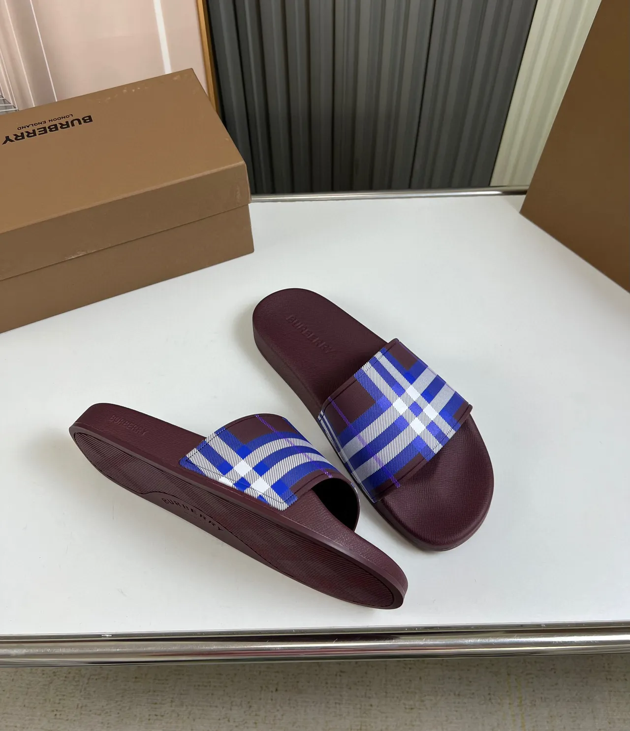 Burberry imprimé à carreaux bordeaux chaussons 6