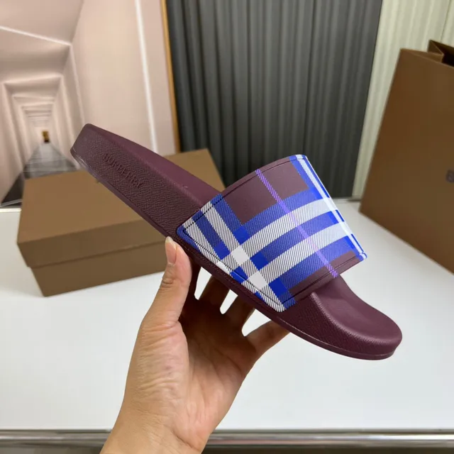 Burberry imprimé à carreaux bordeaux chaussons 7